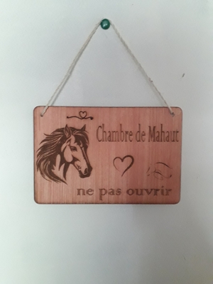 plaque de bois avec des chevaux